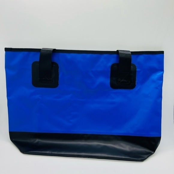 VITAMIN SEA BLUE AND BLACK WATERPROOF AND SAND PROOF ZIPPERED TOTE - Picture 4 of 16